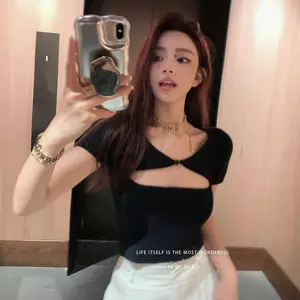 Mùa hè Pure Desire Hot Girl Áo len ngắn tay màu trơn Nút rỗng Thiết kế máy móc cẩn thận Slim-fit Slimmer Look Tren