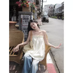 Thiết kế Feel Fungus Edge Loose Mid-Length Top Hot Girl One-Line Camisole Mùa hè Thời trang Phong cách mới