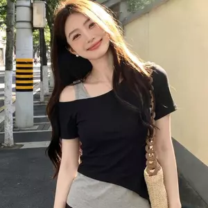 Mùa hè ngọt ngào mát mẻ màu đen nghiêng vai giả hai mảnh Áo thun ngắn tay Sling Stitching Unique Niche Slim-fit Slimmer Look Hot Girl Trendy Top Women