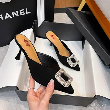 Stiletto Size Nhỏ Nửa Gói Dép Nữ Mùa Hè 2026 Phong Cách Mới Mũi Nhọn Kim Cương Giả Nữ Cao Gót Lưng Trống Ngoài Mặc Dép Nữ