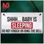 Shh.. Bé đang ngủ đừng làm phiền mẫu giáo treo biển hiệu cửa cho bé