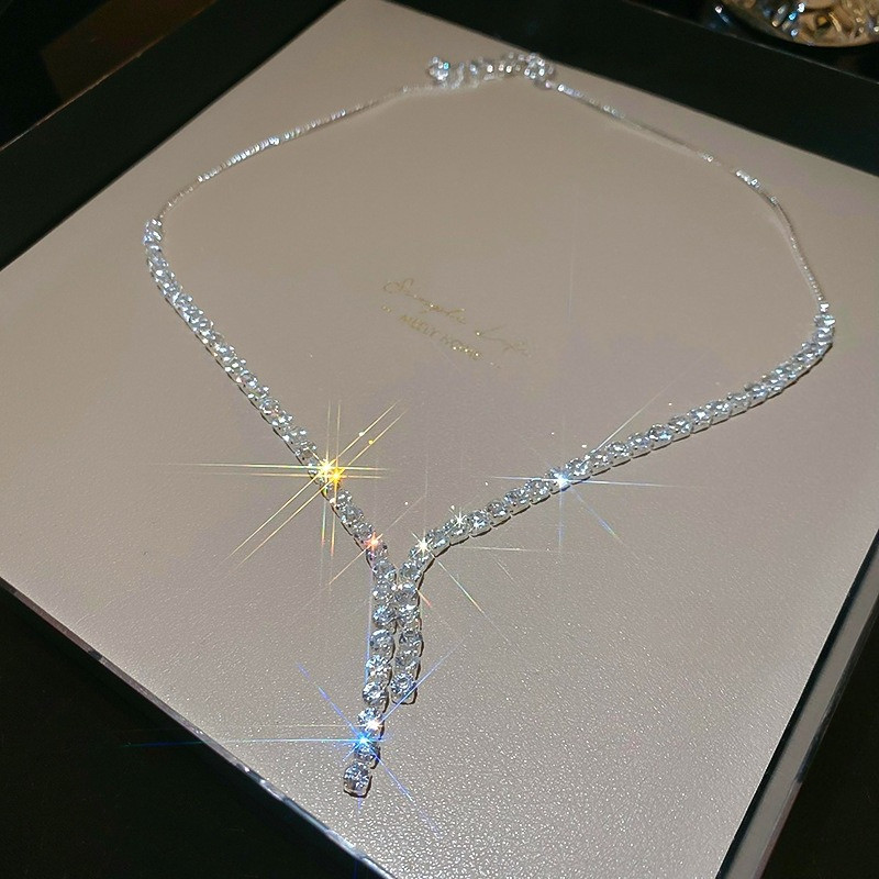 Vòng cổ tua rua hình học zircon cùng bộ bông tai cao cấp, thiết kế đơn giản và sang trọng