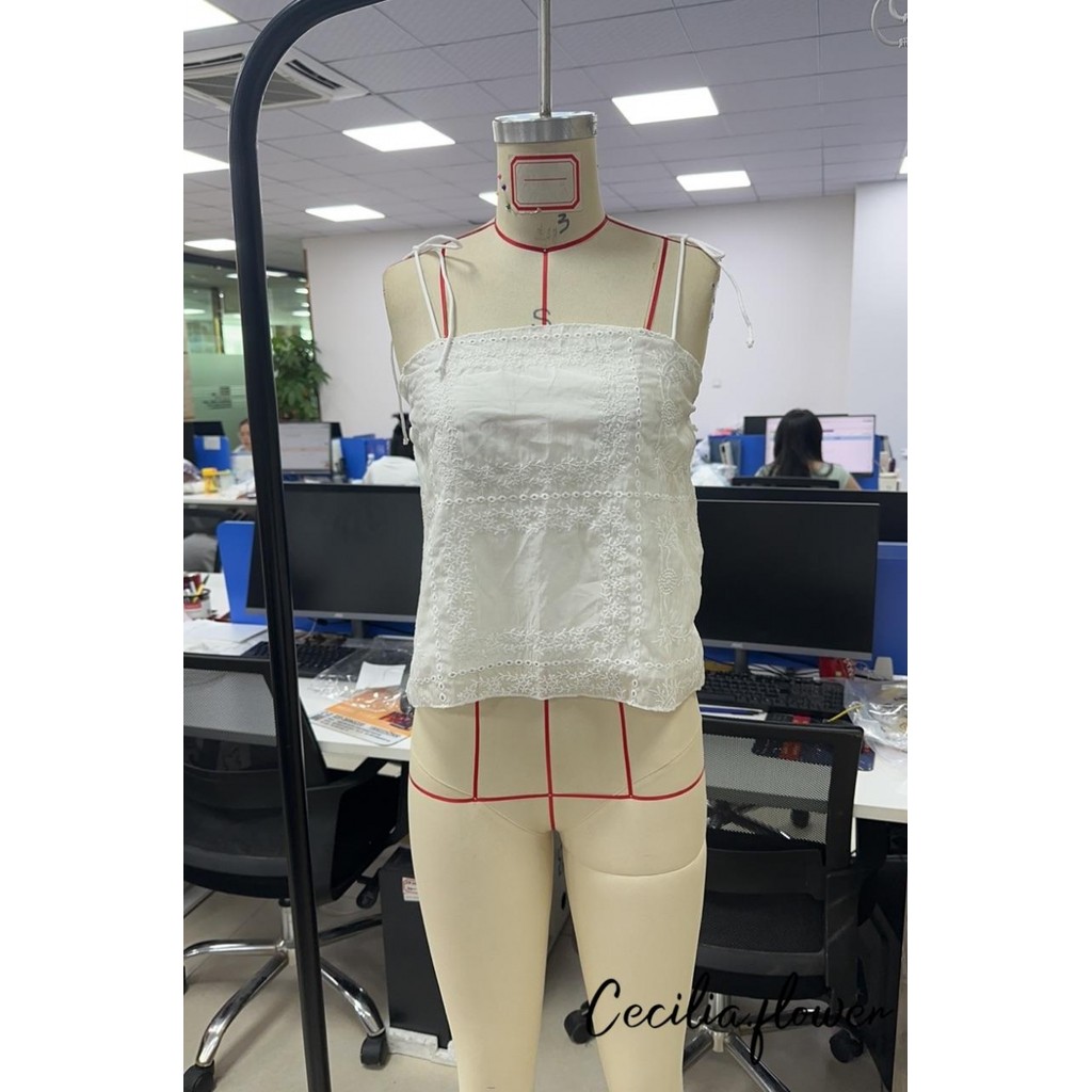 Áo Babydoll Y2K cho phụ nữ với thiết kế spaghetti dây, thêu và chi tiết ruffle peplum, phù hợp mùa hè.
