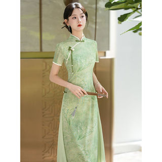 Sườn xám trẻ trung cải tiến màu xanh lá, kiểu dáng Trung Hoa thanh lịch dành cho Nữ mùa Hè