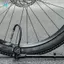 Máy bơm chống sốc xe đạp 300 PSI Máy bơm không khí di động bằng hợp kim nhôm được thiết kế lý tưởng để đi xe đường mòn, chuyến đi đường trường và đi lại hàng ngày