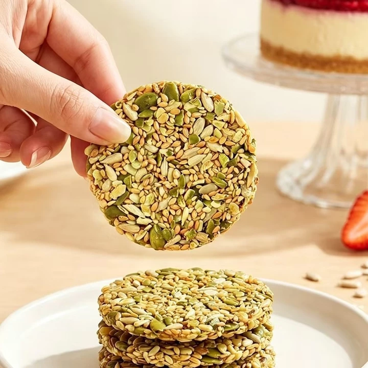 Bánh quy giòn nhân hạt dưa, hạt lanh, đóng gói từng chiếc, hương vị thơm ngon