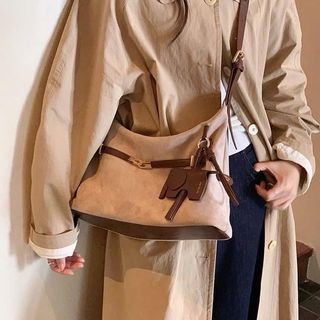 Túi Chio Bigsize Chất Canvas Form Mềm Kèm Charm Voi Đai Ngang