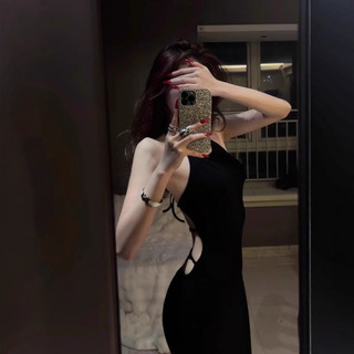 Đầm dây màu đen hoàng gia, thiết kế đuôi cá eo hẹp, phù hợp với phong cách thời trang hiện đại
