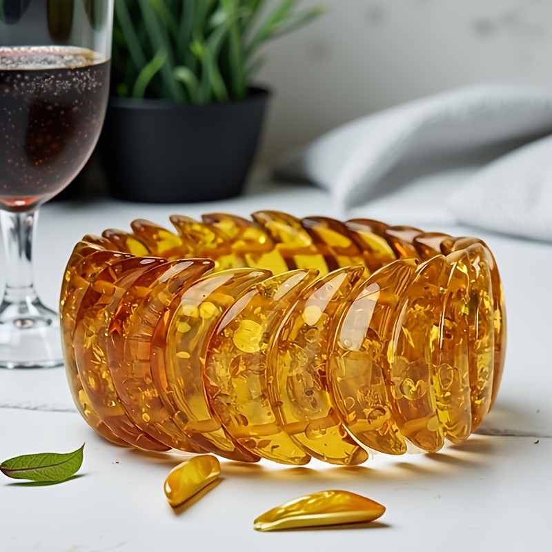Vòng tay lưỡi liềm từ hổ phách, bề mặt đánh bóng, thiết kế phù hợp cho lễ hội âm nhạc