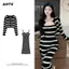 Bộ đồ hai mảnh sọc mùa xuân thu 2026 Bộ đồ một vai Ống Top Dress Phù hợp với áo len Cardigan mỏng Tính khí mỏng hơn Bộ đồ dài vừa phải dành cho nữ