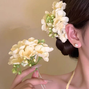 Kẹp tóc hoa lãng mạn với hoa vàng tinh tế cho kỳ nghỉ đi biển và những dịp thanh lịch