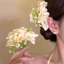 Kẹp tóc hoa lãng mạn với hoa vàng tinh tế cho kỳ nghỉ đi biển và những dịp thanh lịch