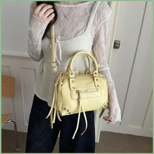 SQ11 2026 túi đinh tán đa năng thời trang mới dành cho nữ Túi xách một vai đơn giản thông thường