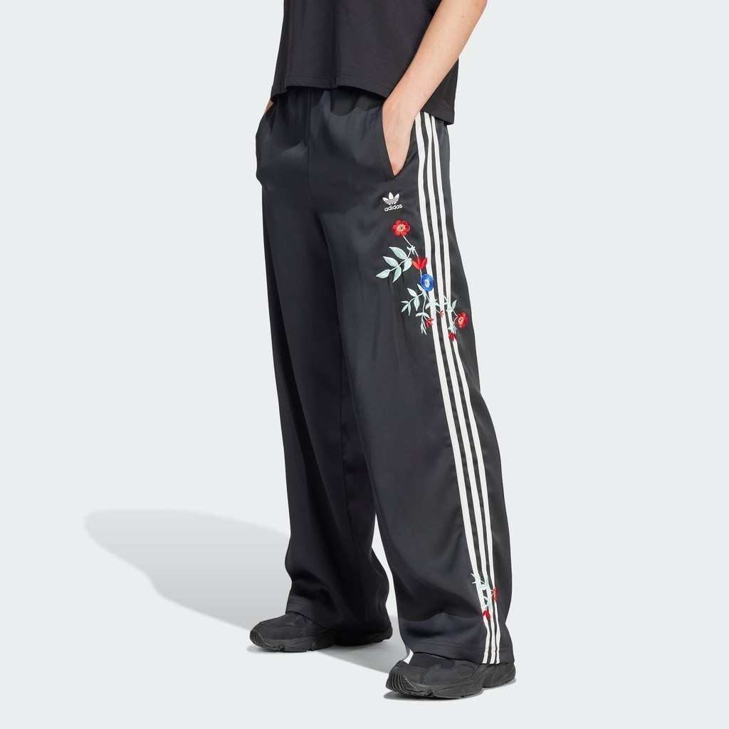 adidas Phong cách sống Quần Track Pant Firebird Thêu Hoa Graphic Nữ Đen IT5377