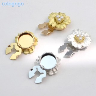 Áo sơ mi nữ măng sét hoa với kim cương lấp lánh màu vàng và bạc, đóng khuy đầy đủ
