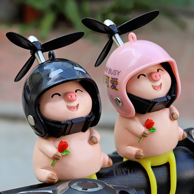 Nhiều kiểu dáng Chú Heo Đội Mũ Bảo Hiểm Chạy Điện Dễ Thương Dùng Trang Trí Xe Hơi