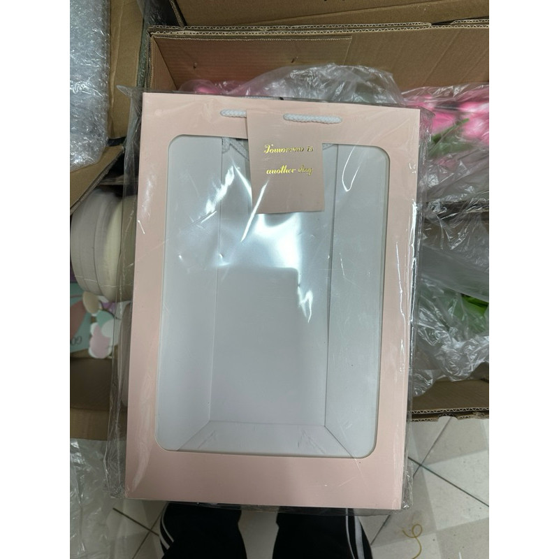 Combo 10 Túi Giấy Đựng Quà Cửa Sổ Trong Suốt 18x13x25cm, Có Quai Dù, Tag Ép Nhũ Sang Trọng – Màu Trắng , Size Trung