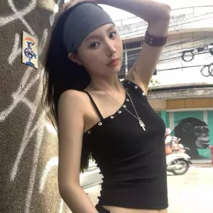 Mùa hè 2026 Đinh tán đen kiểu Mỹ Áo yếm đeo vai Slanted Thiết kế thích hợp không đều Slim-fit Slimer Look Hot Girl có thể mặc bên trong Áo ngắn tay bên ngoài dành cho nữ