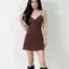 Váy đeo chéo chấm bi màu nâu cổ điển mùa hè 2026 cổ chữ V eo hẹp chữ A Slim-fit Slimmer Look Hot Girl Váy không tay đi biển dành cho nữ
