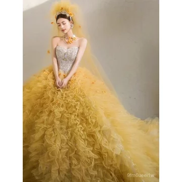 Váy cưới công chúa màu vàng không dây, chân váy bồng bềnh, đuôi váy dài, phong cách mới, chụp ảnh cưới theo chủ đề studi