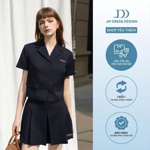 Set Áo blazer dáng ngắn 1 hàng cúc 5B03.2502K, Chân váy xếp ly thêu gấu 4S07.2502K, blazer thiết kế bởi JM Dress Design