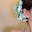 Kẹp tóc hoa lãng mạn với hoa vàng tinh tế cho kỳ nghỉ đi biển và những dịp thanh lịch