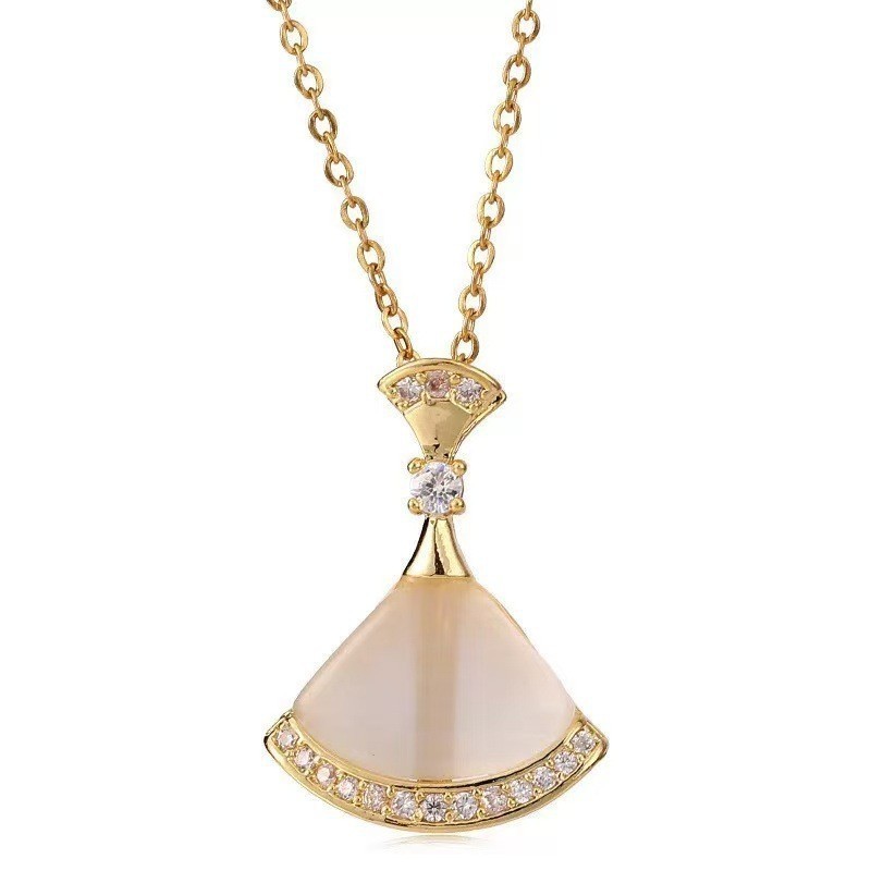 Mặt dây chuyền opal hình quạt với ánh sáng sang trọng và thiết kế xương đòn