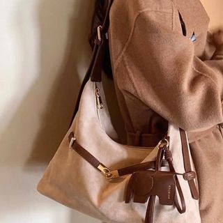 Túi Chio Bigsize Chất Canvas Form Mềm Kèm Charm Voi Đai Ngang