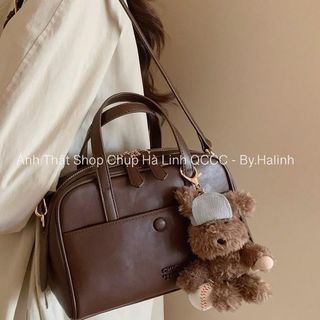 Túi Chio Size Nhỡ 1 Cúc Nâu Trơn  Kèm Quai Đeo Chéo Kèm Charm Gấu Bóng Chày HS281-1