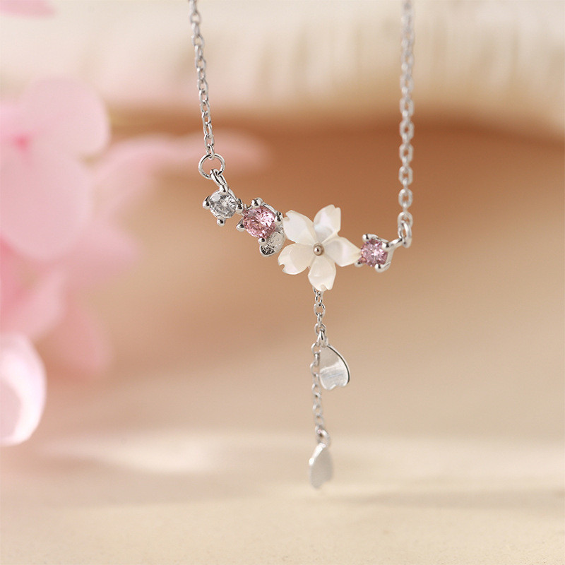 Vòng cổ hoa anh đào hồng ngọt ngào và tươi mát phong cách Hàn Quốc