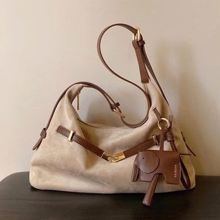 Túi Chio Bigsize Chất Canvas Form Mềm Kèm Charm Voi Đai Ngang