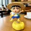 Bán Chạy 2026 Xoay Zhuanle Crayon Shin-Chan Xe Để Bàn Trang Trí Văn Phòng Giải Nén Ảnh Hưởng Trang Trí