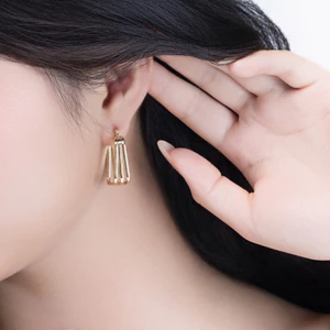 Hoa Tai nữ Calista Muse thiết kế họa tiết vuông mạ vàng cao cấp, phong cách cá tính, đi tiệc đi chơi - DOJI