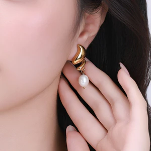 Hoa Tai nữ mạ vàng cao cấp, thiết kế hiện đại, họa tiết cá tính - DOJI