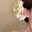Kẹp tóc hoa lãng mạn với hoa vàng tinh tế cho kỳ nghỉ đi biển và những dịp thanh lịch