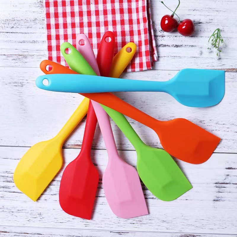 Dụng cụ làm bánh: Spatula phới trộn bột, phới dẹt silicon, muôi lật thức ăn
