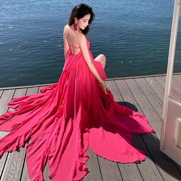 Trang phục du lịch Tân Cương dành cho nữ: váy đỏ thanh lịch cho sa mạc, váy cổ yếm tuyệt đẹp cho chụp ảnh trên đảo