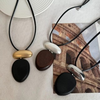 Vòng cổ MIKYCO với dây chuyền gỗ và kim loại màu mờ, dạng oval, điều chỉnh được chiều dài, phù hợp nữ.