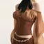 Bộ đồ hai mảnh màu ca cao mùa hè kiểu Pháp Hot Girl mùa hè Tay phồng rỗng phù hợp với gói eo thấp Mông Slim-fit Slimer Look Niche Suit Women