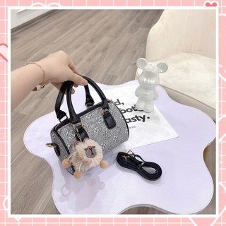 Túi xách nữ túi trống đeo chéo kèm charm bông họa tiết thời trang K310