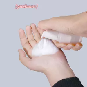 Chai mỹ phẩm chân không cầm tay có thể đổ lại Máy bơm sương mù mờ Máy bơm sương mù mịn Hộp đựng kem du lịch