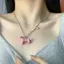 2025 Zhao Lusi Pink Puppy Item Nữ Tinh Tế Phù Hợp Với Nơ Mặt Dây Chuyền 7.6 COUA
