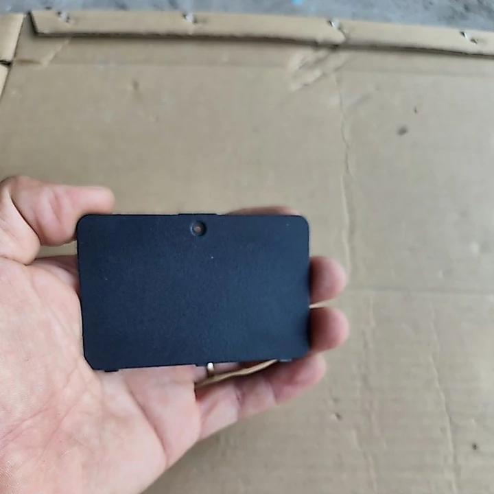 miếng nắp đậy dưới Vỏ mặt D laptop Asus X555U /X555UJ vỏ cũ, có trầy xước, ốc Nguyên không bị bể