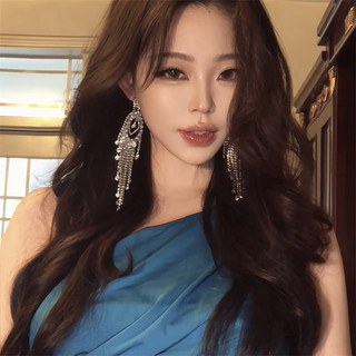 Bông tai tua dài dát kim cương công nghiệp siêu flash, mang vẻ sang trọng và lạnh lùng