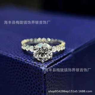 Nhẫn tổ ong bằng vàng hồng và vàng trắng đính một viên kim cương nhân tạo, nhẫn đính hôn thanh lịch và sang trọng dành cho quý cô đẳng cấp.