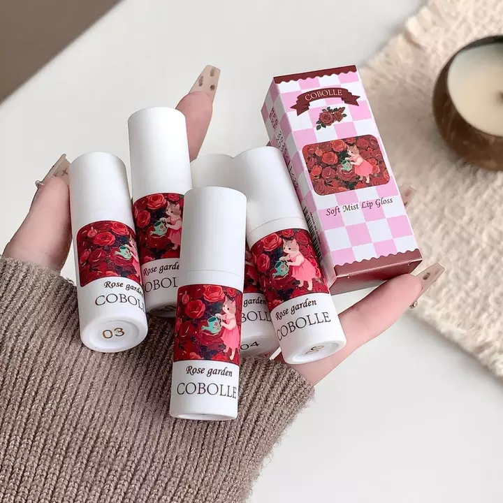 Son bóng mousse mờ, chống thấm nước, có màu đỏ và hồng khỏa thân. Họa tiết kem, lâu trôi, không thể chuyển được. Son môi màu đỏ gợi cảm và bóng môi.