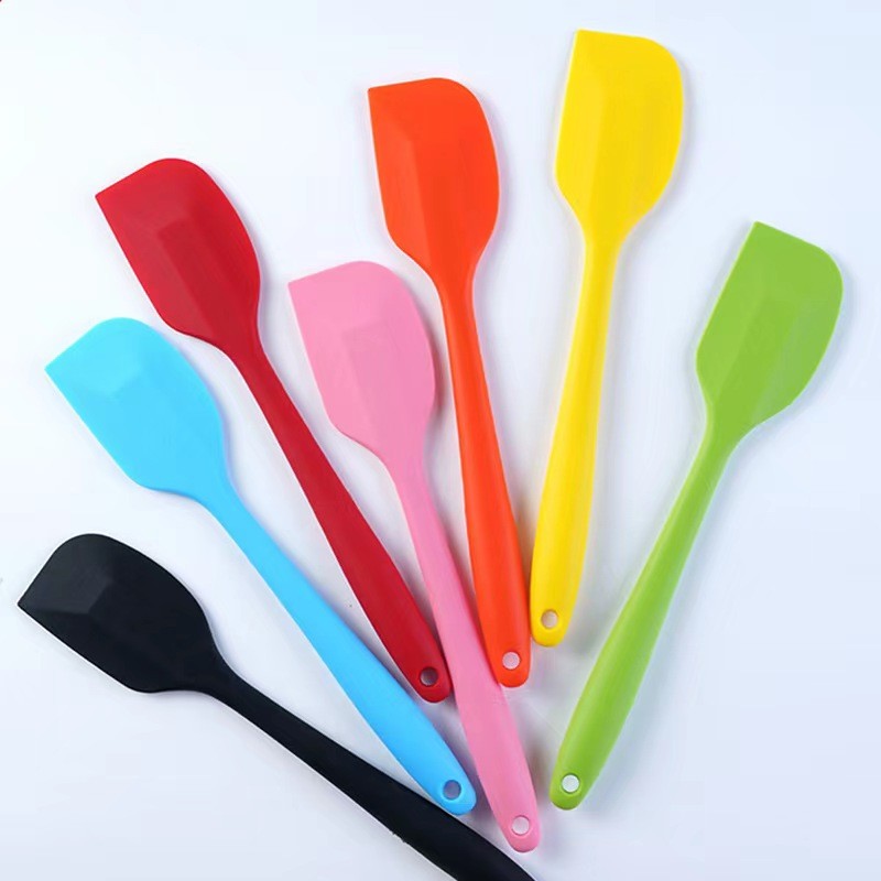 Dụng cụ làm bánh: Spatula phới trộn bột, phới dẹt silicon, muôi lật thức ăn