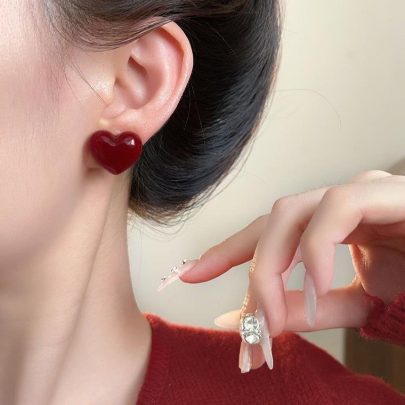 Bông tai nữ màu đỏ cổ điển và đơn giản cho mùa thu đông