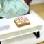 MJnmc Nhà búp bê Mini Tic Tac Toe Set, Trò chơi bảng X O thực tế, Phụ kiện cảnh nhà búp bê để giả vờ chơi & đạo cụ chụp ảnh mới