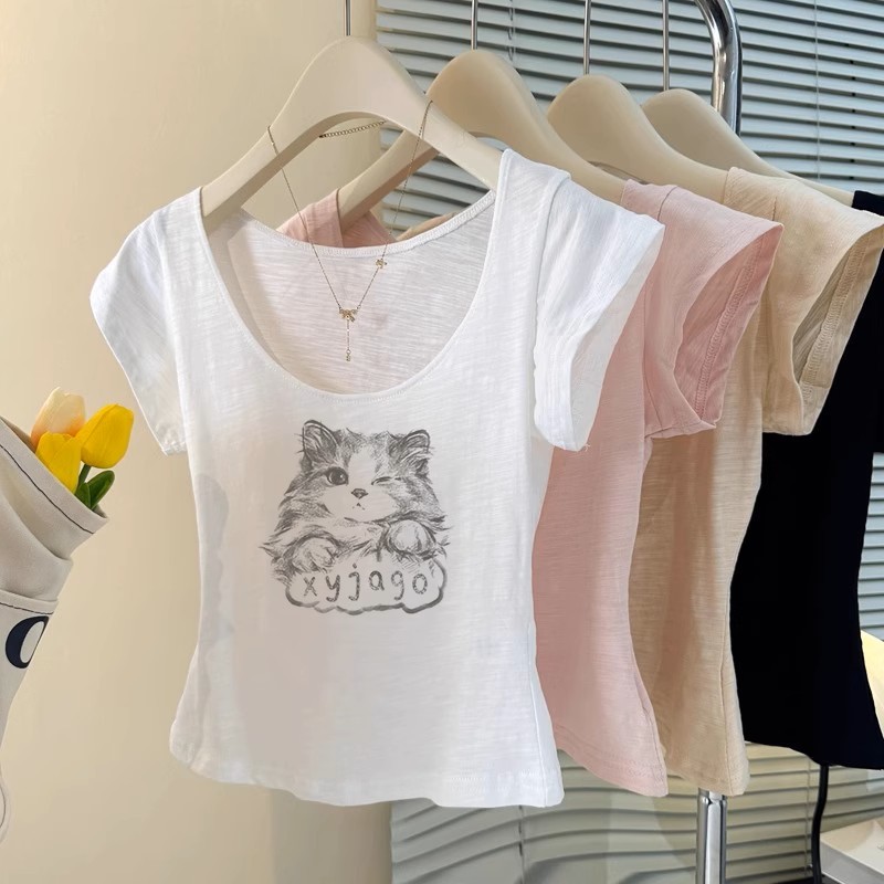 Áo thun nữ cổ chữ U họa tiết mèo con, thiết kế đơn giản giúp bạn trông gọn gàng hơn
